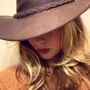 MINNETONKA SUEDE HAT🔥Perfect on the RIGHT Gal with cool confidence & attitude !